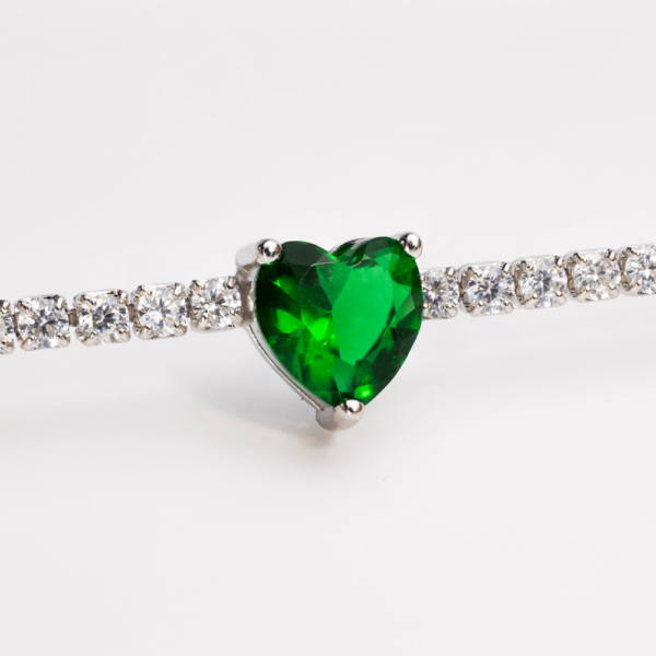 Elegant heart-shaped emerald bracelet with diamond accents